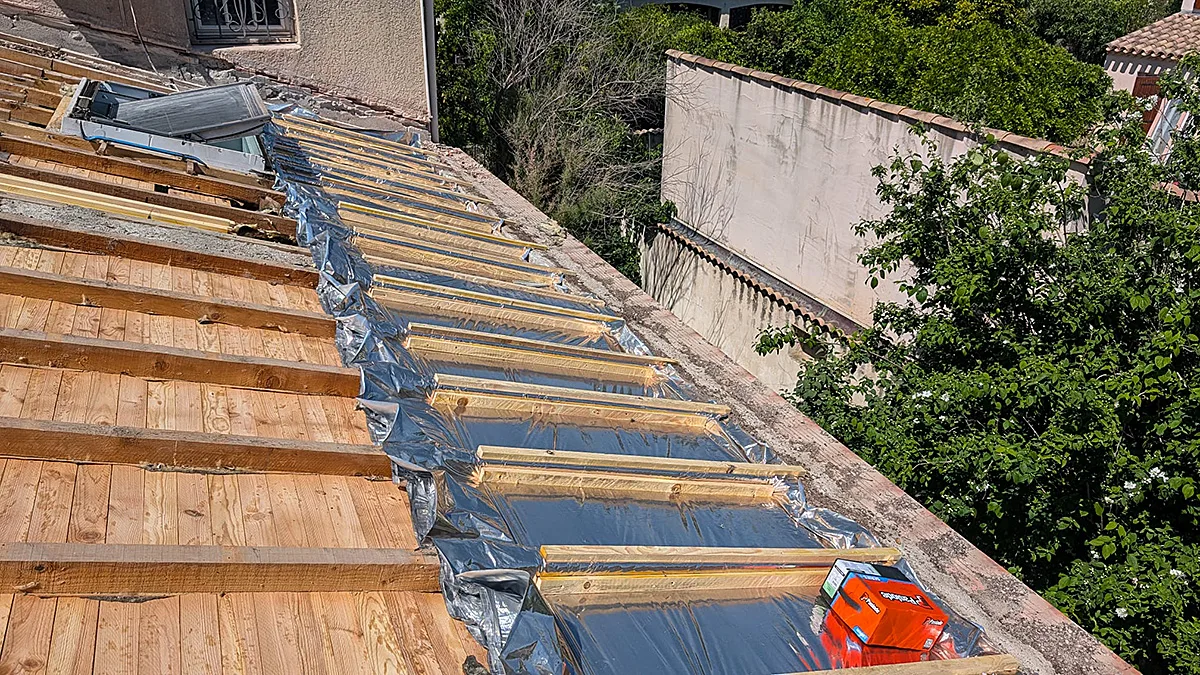 Vue d'ensemble de la toiture avec l'écran de sous-toiture et les liteaux posés
