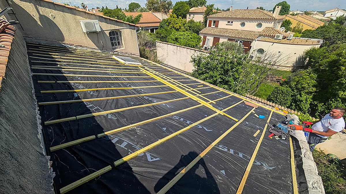 Détail de la transition entre le voligeage bois et l'écran de sous-toiture