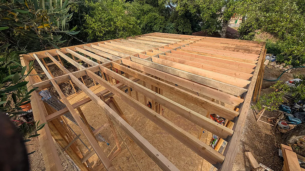 Vue du dessus des solives et du plancher OSB de l'ossature bois