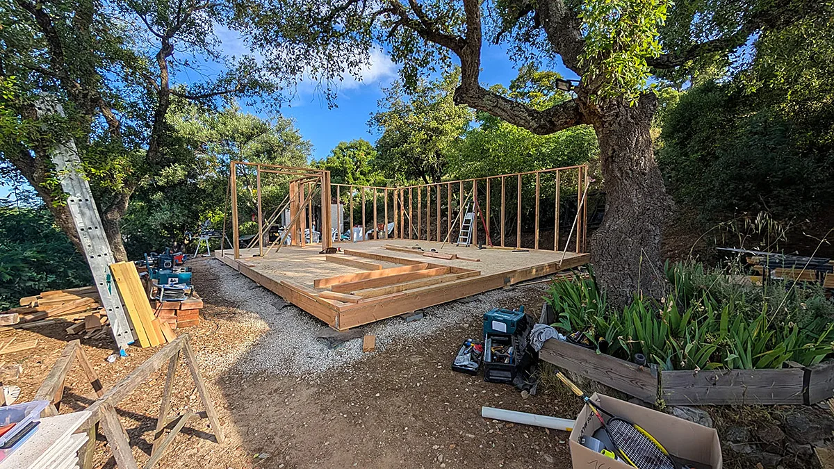 Début de montage de la plateforme et des premiers murs en ossature bois