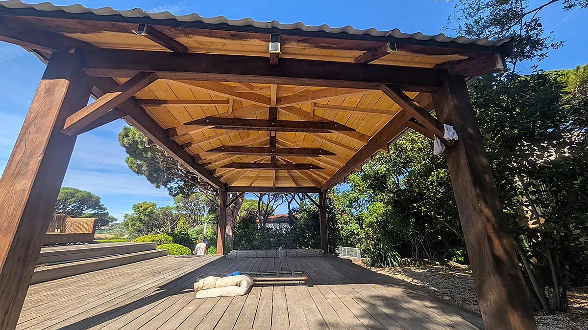 Vue du dessous de la charpente à fermes à entrait moisé de la pergola