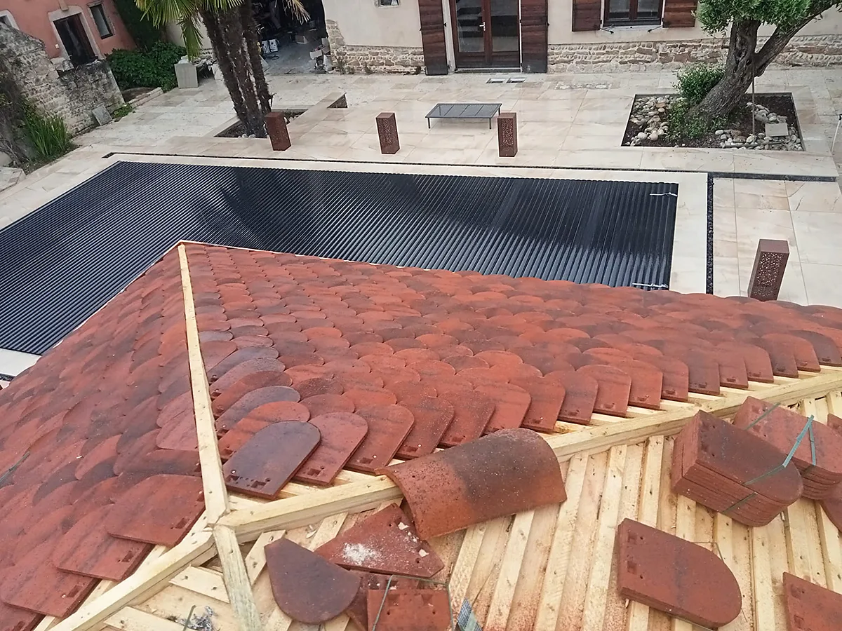 Pose des tuiles écaille sur la couverture de la pergola