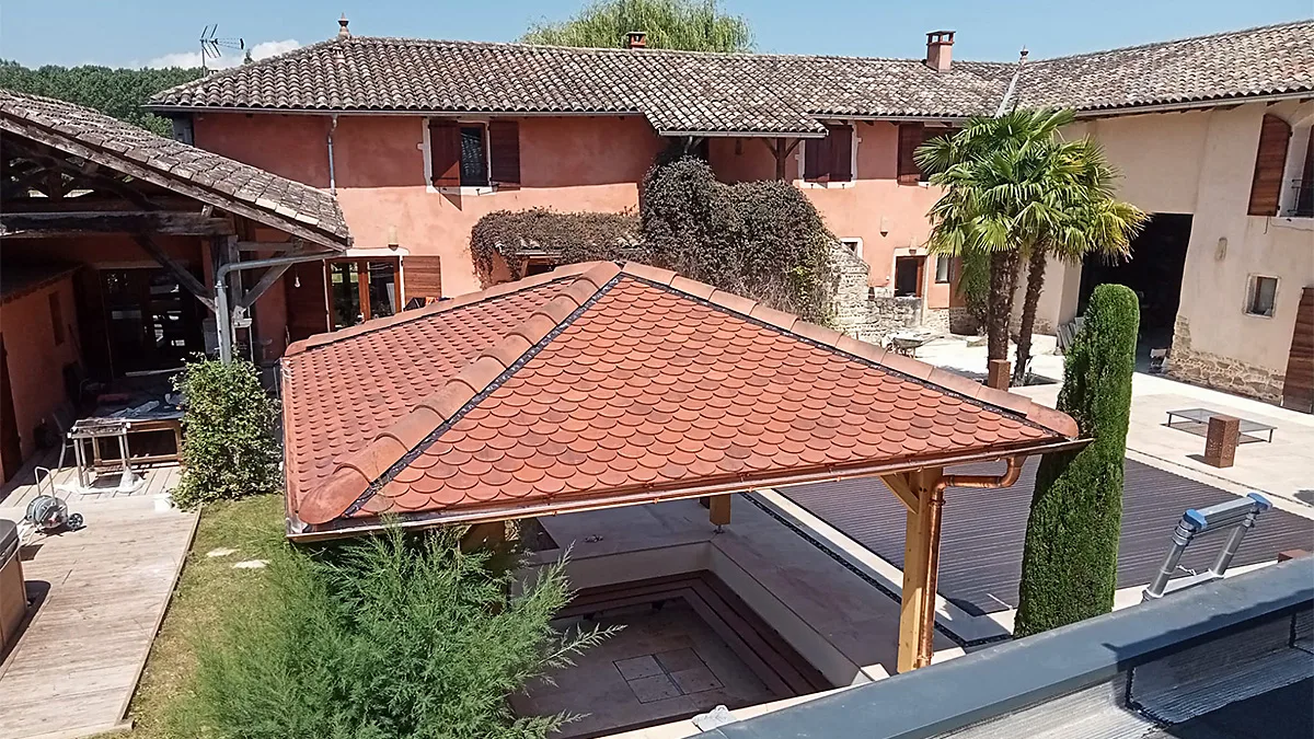 Gouttière et descente d'eau pluviale en cuivre de la pergola