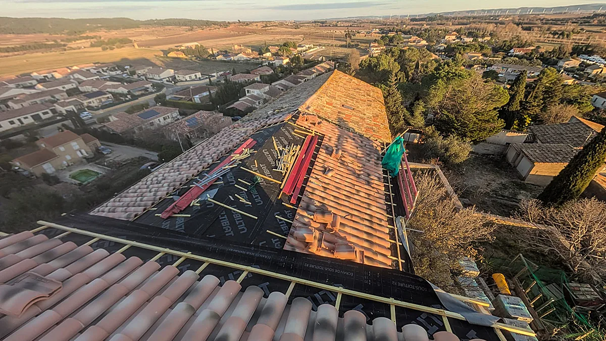 Détail du chantier : écran de sous-toiture, tuiles de faîtage et outils