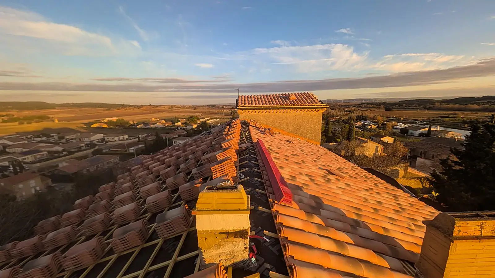 Rénovation de toiture au coucher du soleil