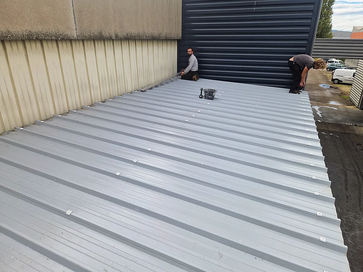 Pose de la couverture en bac acier sur la structure métallique